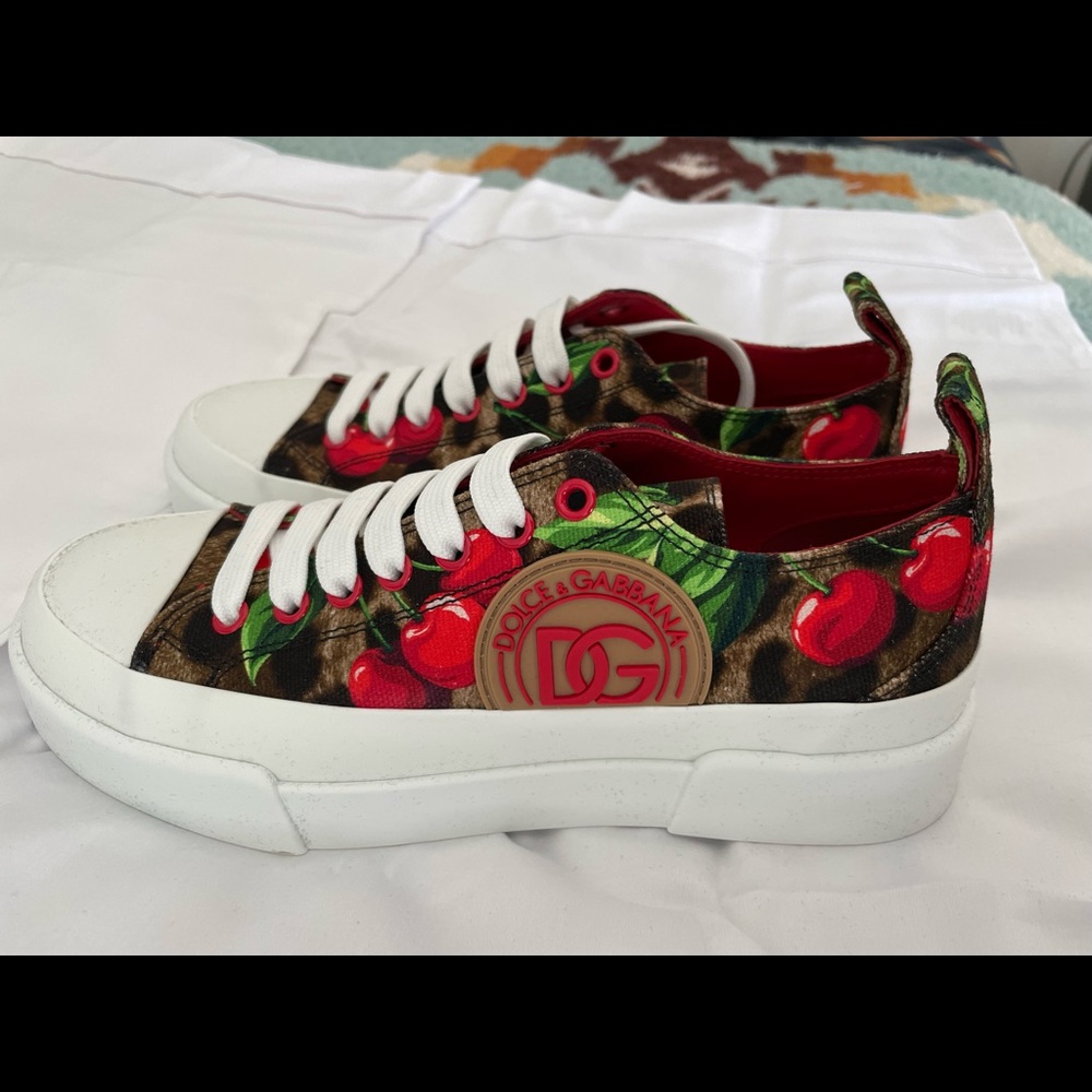 Dolce & Gabbana. Size 7